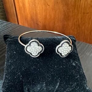 Silver Tone Clover Bracelet  NWOT